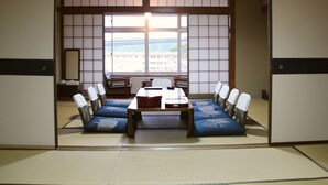 Une pièce de style japonais traditionnel, avec un sol recouvert de tatamis, une table basse et des paravents en papier.
