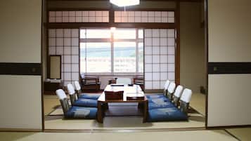 Traditional-Zimmer (Japanese Style with Private Bathroom) | Zimmersafe, Schreibtisch, laptopgeeigneter Arbeitsplatz