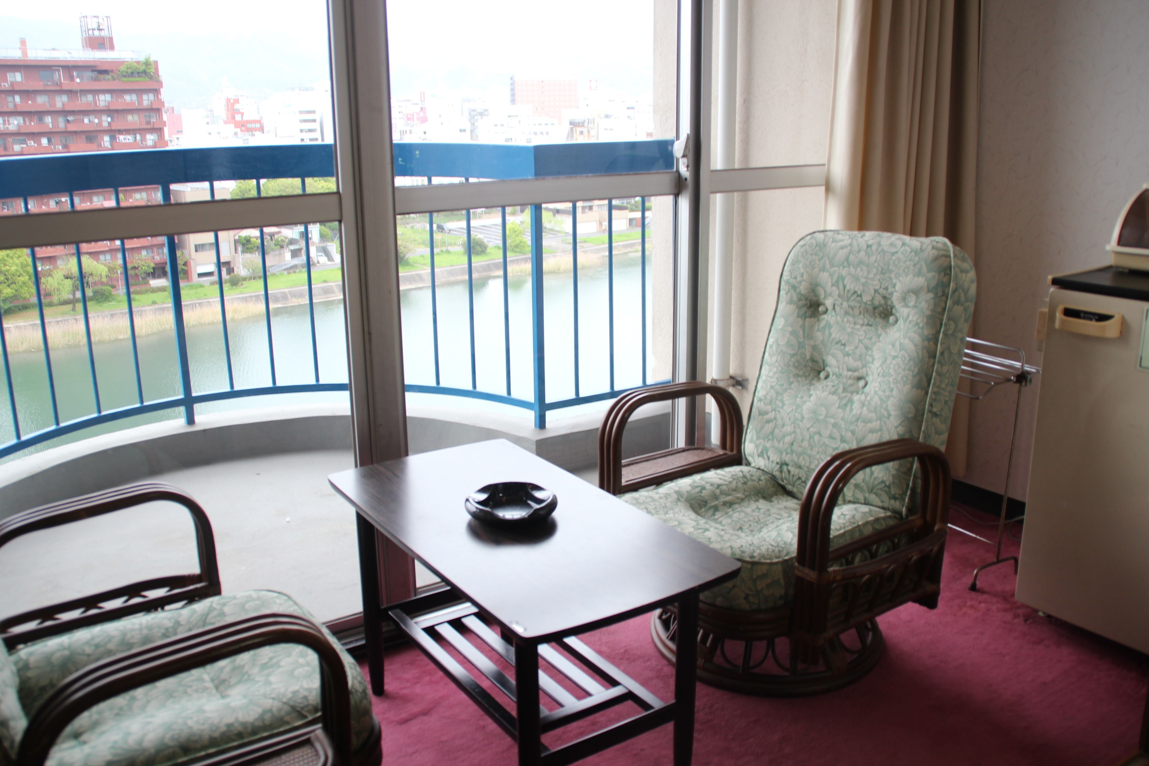 セーフティボックス (室内)、デスク、ノートパソコン用作業スペース、遮光カーテン