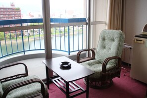 Safe på rommet, skrivebord og skrivebord for bærbar PC