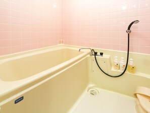 Bañera con ducha, artículos de tocador gratuitos, secador de pelo