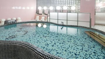 Indoor spa tub