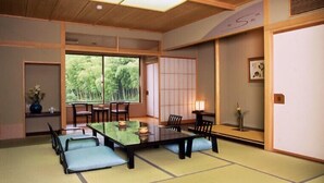 A traditional Japanese room with tatami flooring, a low table, and sliding doors. - Saneatsu No Yado Izumiso (Shizuoka)