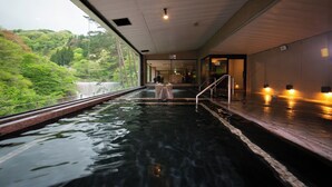 A hot spring bath with a view of a forested hillside. - Hotel Sansuiso Tsuchiyu Spa Fukushima (Fukushima)