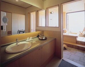 Free toiletries, hair dryer, electronic bidet, towels - Nishiura Grand Hotel Kikkei (Gamagori)