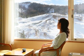 Desk, bed sheets - Manza Hotel Juraku (Tsumagoi)