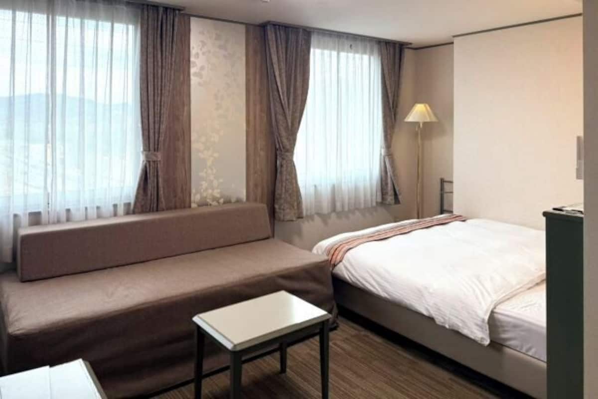 In-room safe, desk, soundproofing, iron/ironing board