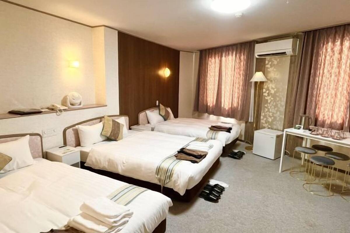 Caixa forta a l'habitació, escriptori i habitacions insonoritzades