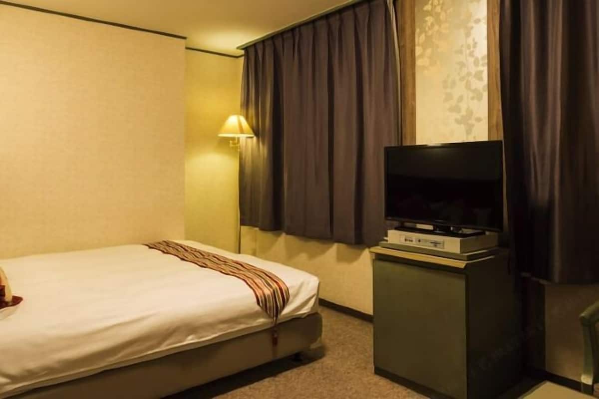 In-room safe, desk, soundproofing, iron/ironing board