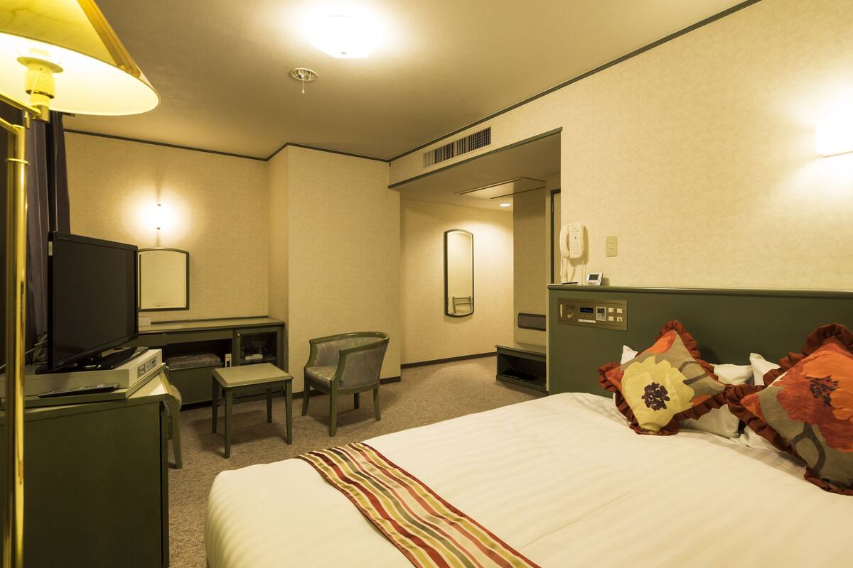 In-room safe, desk, soundproofing, iron/ironing board (on request)