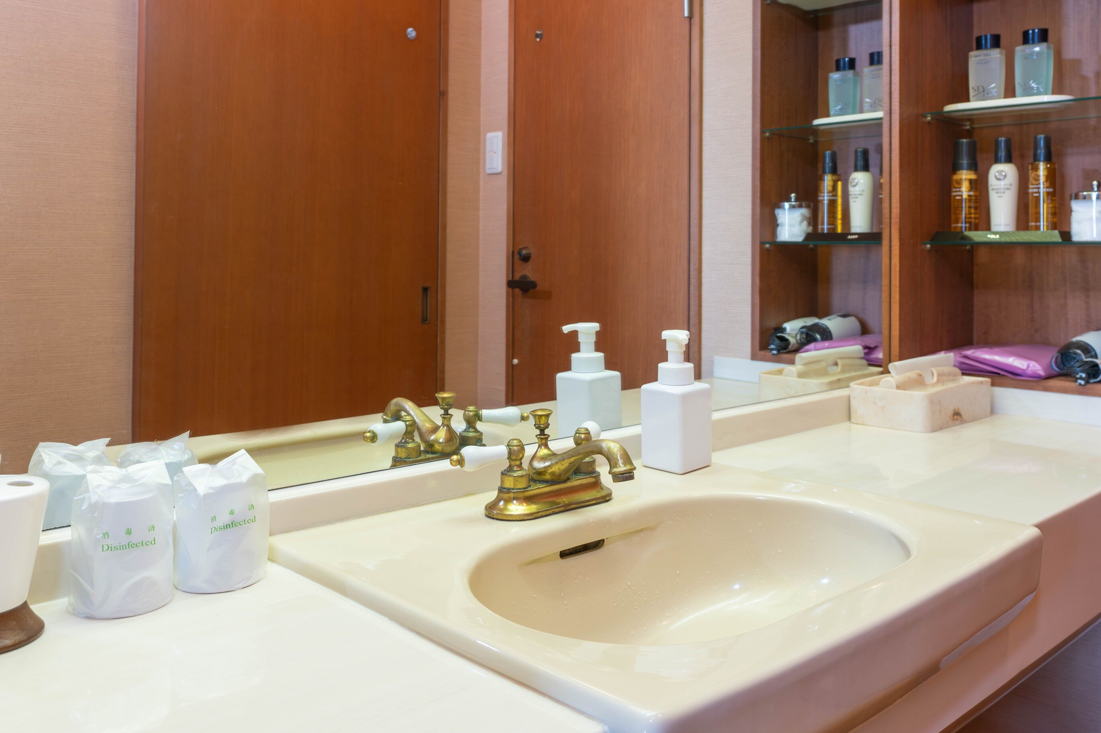 Duschwanne, kostenlose Toilettenartikel, Hausschuhe