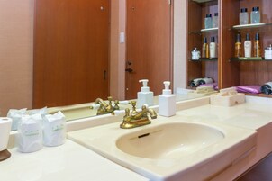 淋浴/盆浴组合、免费洗浴用品、拖鞋、电子马桶