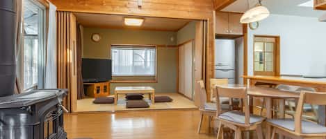 Deluxe Cottage With Kitchen | Bed sheets