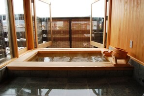 Seika (Only stairs, Suite with open-view bath, River View)(6 years old and over) | Deep soaking bathtub - Yatsusankan (Hida)