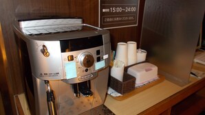 A coffee machine with a timer and a sign indicating free coffee service from 15:00 to 24:00. - Hotel Matsuyama Hills (Matsuyama)