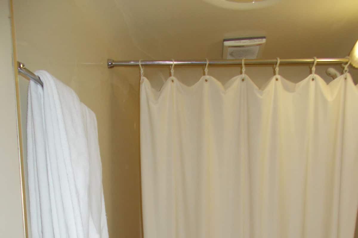 Ein Badezimmer mit Badewanne, Toilette und Waschbecken.