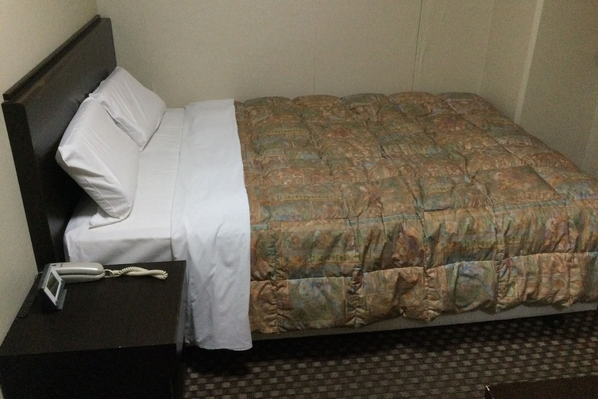 Tweepersoonskamer | Een bureau, gratis wifi, beddengoed