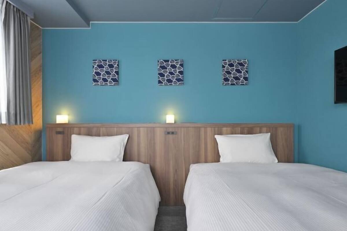 Desk, laptop workspace, free WiFi, bed sheets