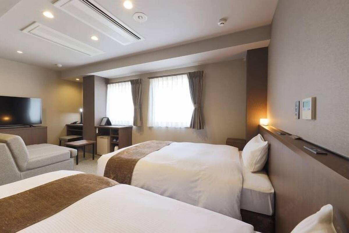 Desk, laptop workspace, WiFi (free), bed sheets