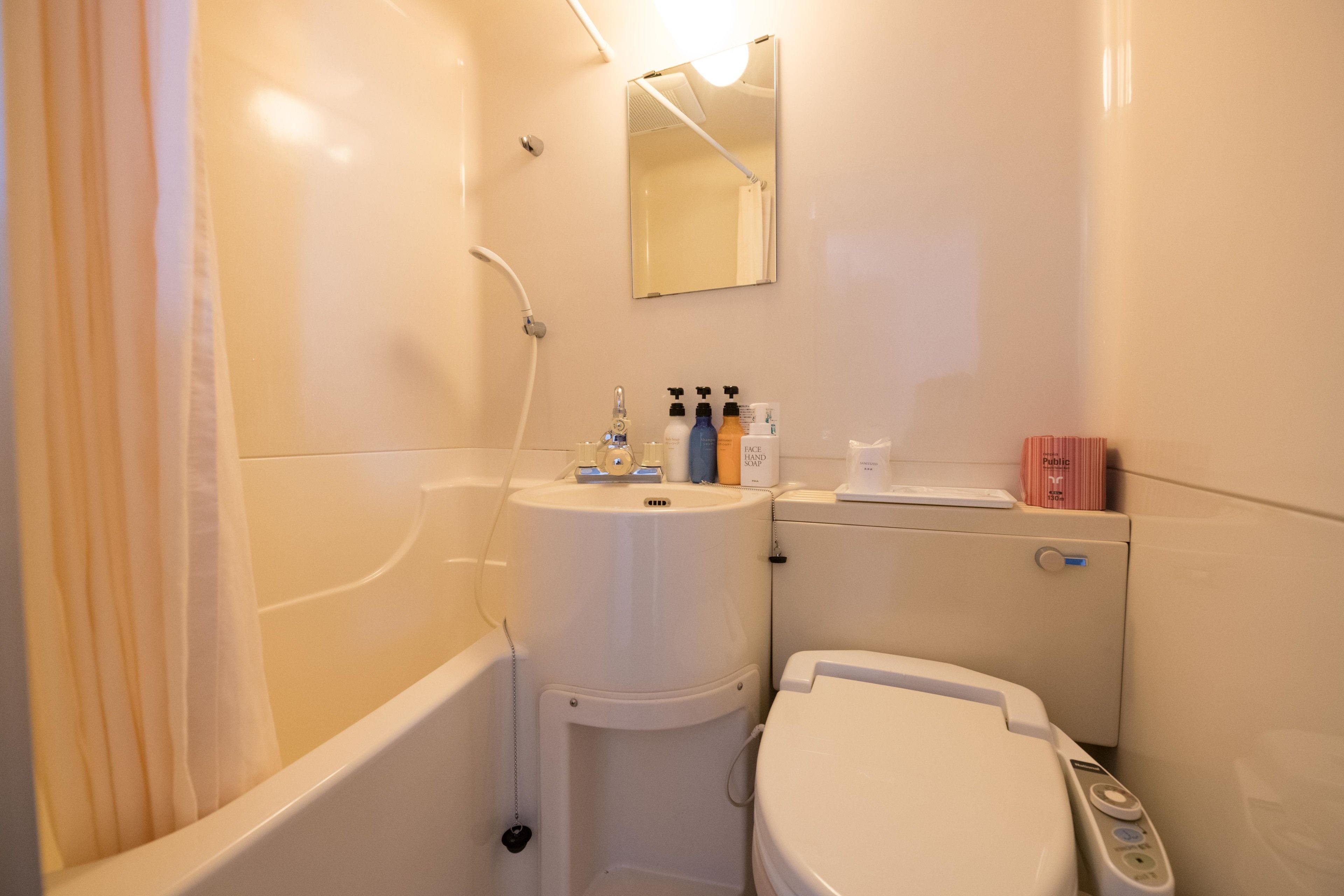 Ein Badezimmer mit Badewanne, Toilette und Waschbecken.