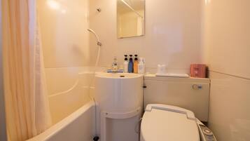 Ein Badezimmer mit Badewanne, Toilette und Waschbecken.