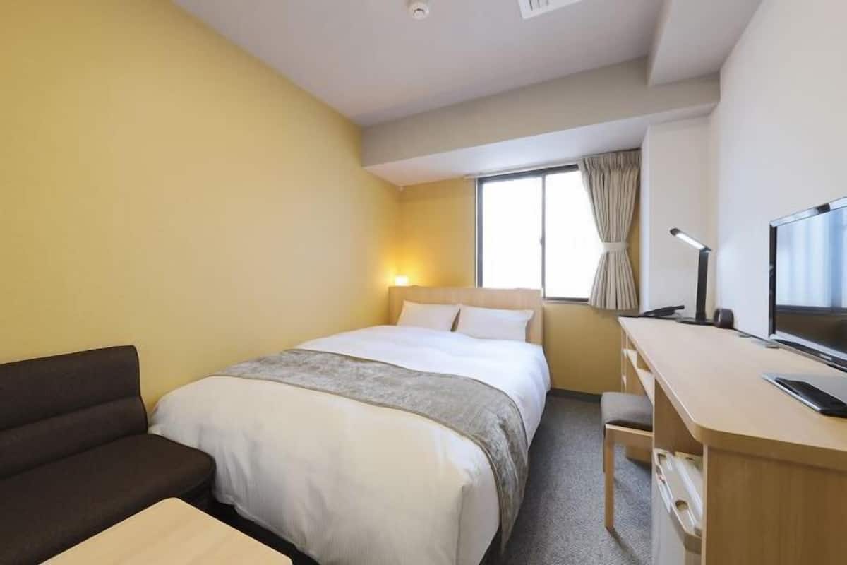 Desk, laptop workspace, WiFi (free), bed sheets