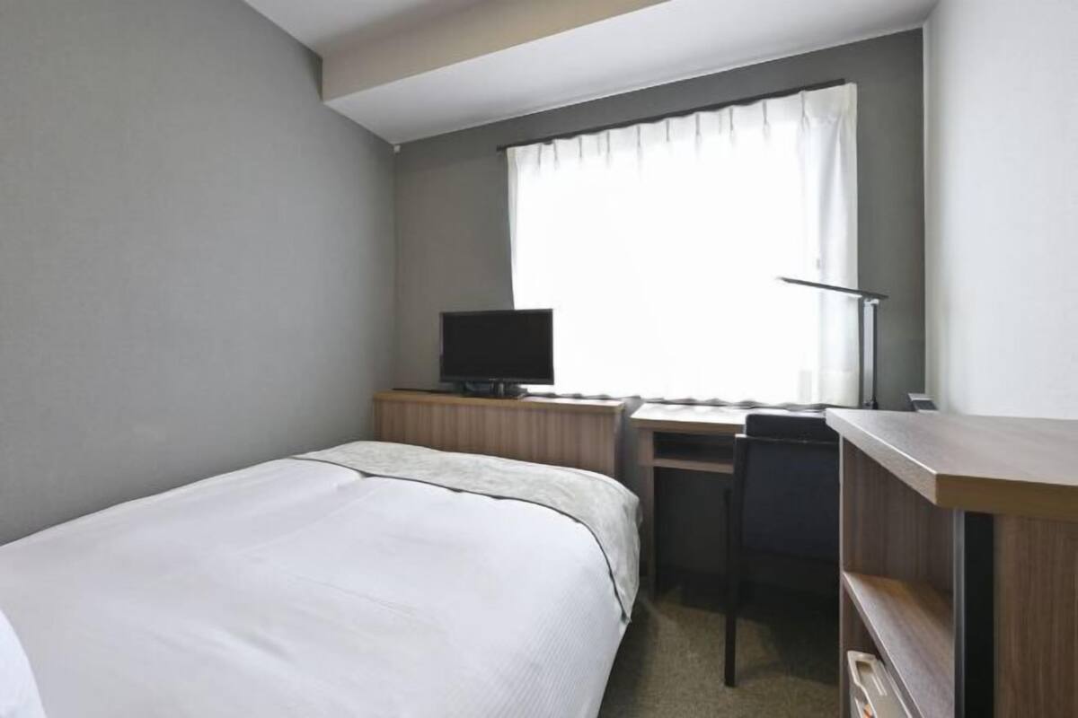 Desk, laptop workspace, free WiFi, bed sheets