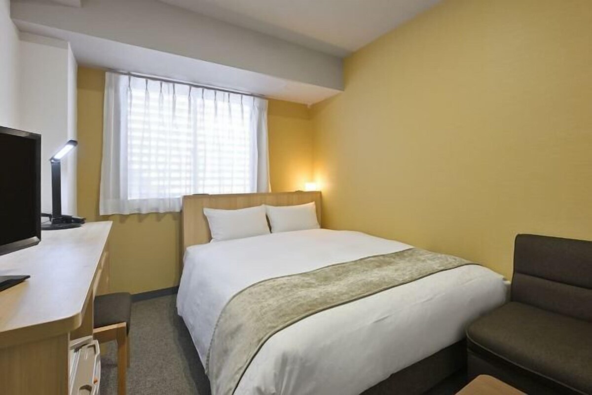 Een bureau, een laptopwerkplek, gratis wifi, beddengoed
