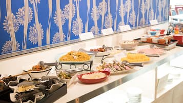Petit déjeuner buffet (1210 JPY par personne)