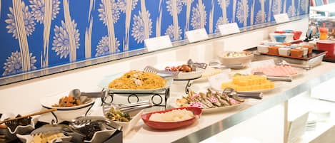 Daily buffet breakfast (JPY 1210 per person)
