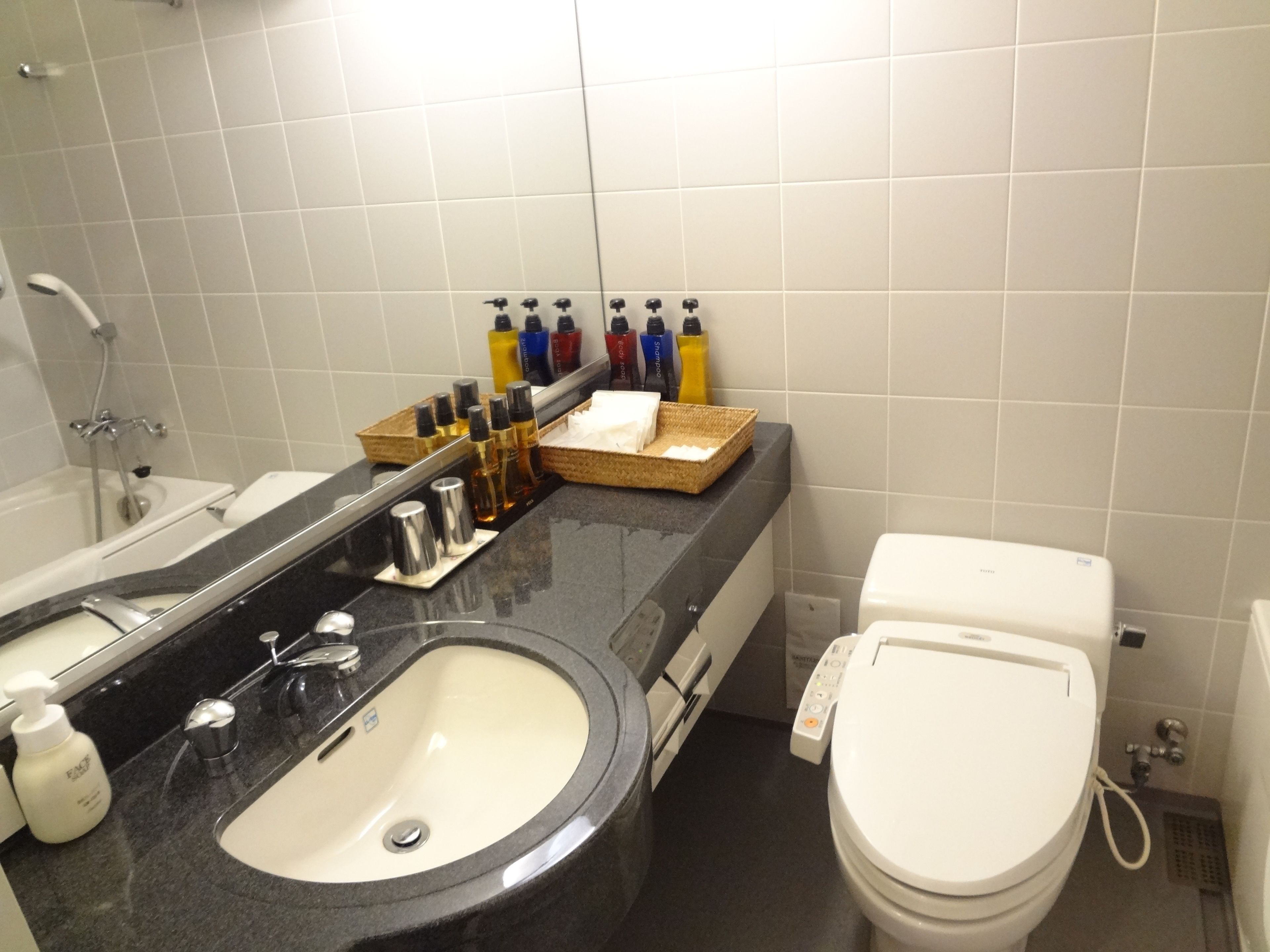 family room, smoking (asian style) | bathroom | combined shower/bathtub, electronic bidet, towels