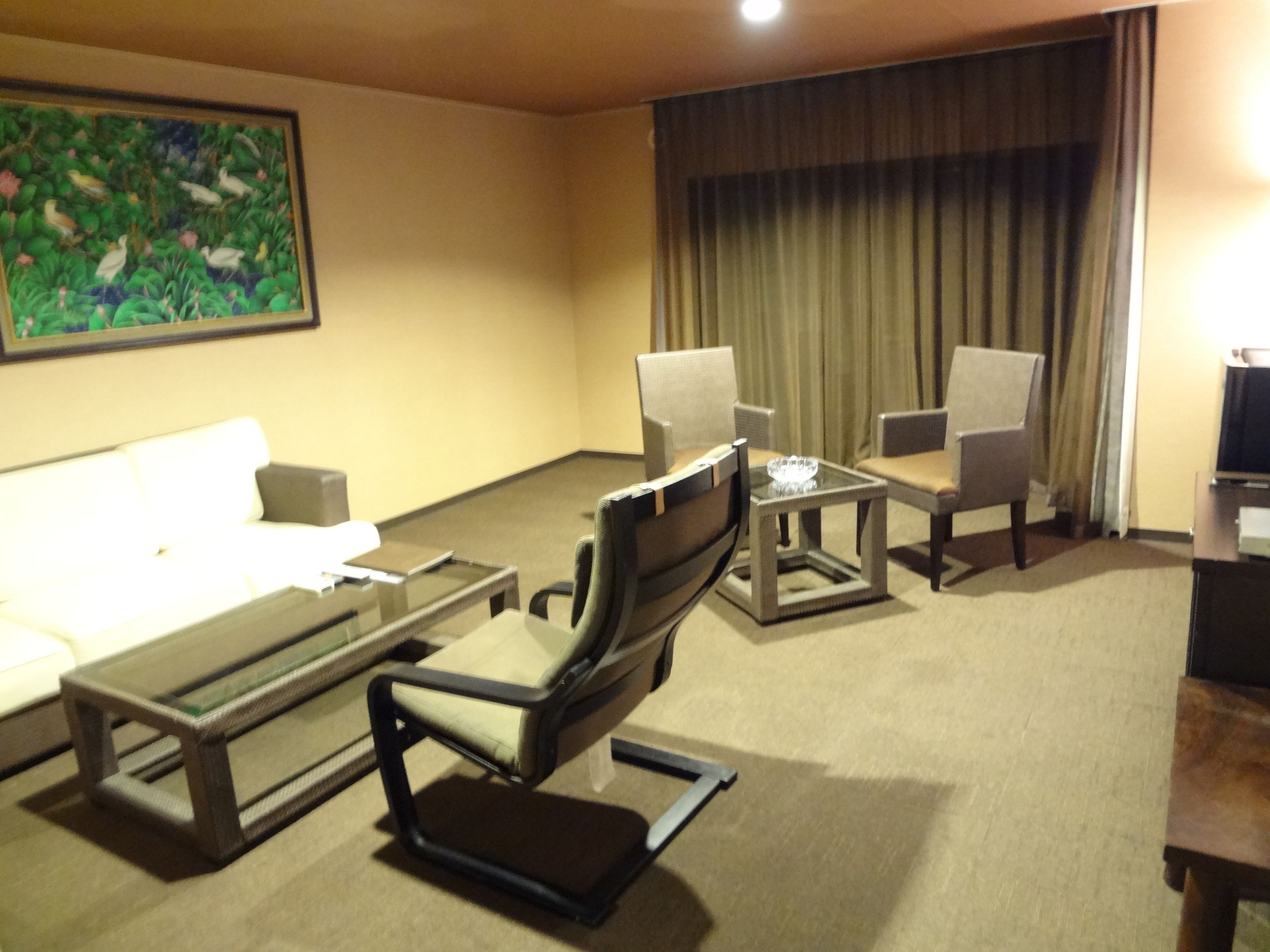 family room, smoking (asian style) | in-room dining