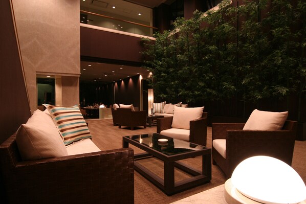 Lobby-lounge
