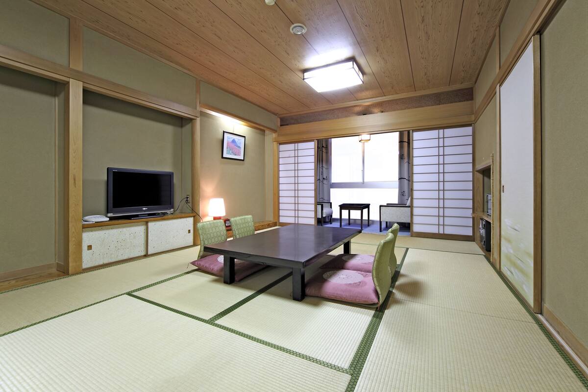 Rom – standard, elveutsikt (Japanese Style Room, ) | Oppholdsområde | TV