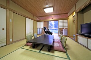 Deluxe-huone, jokinäköala | Oleskelualue | Televisio