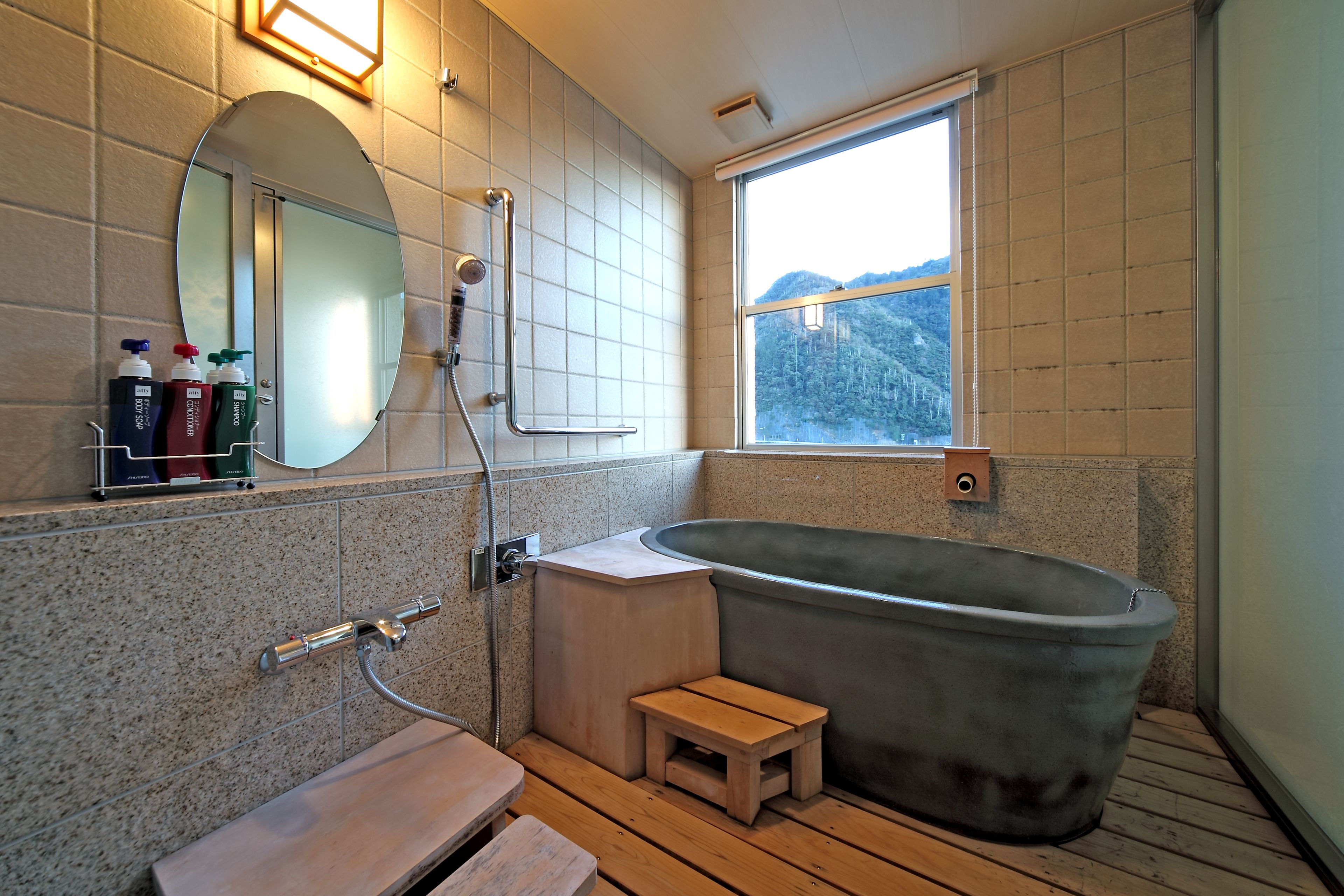 Deep-soaking bathtub