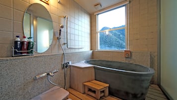 Deep-soaking bathtub