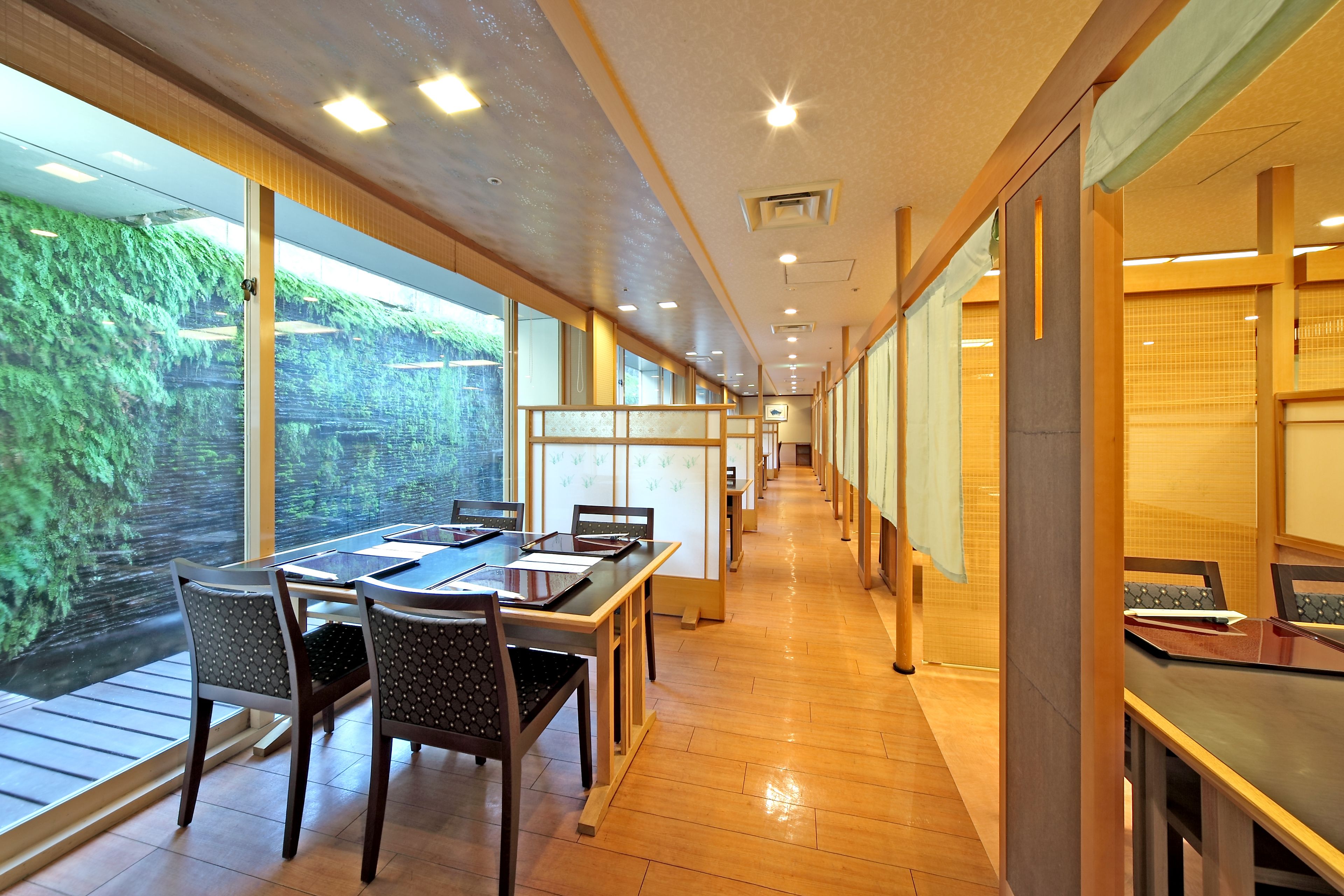 3 restaurants, lunch, dinner served; French cuisine 