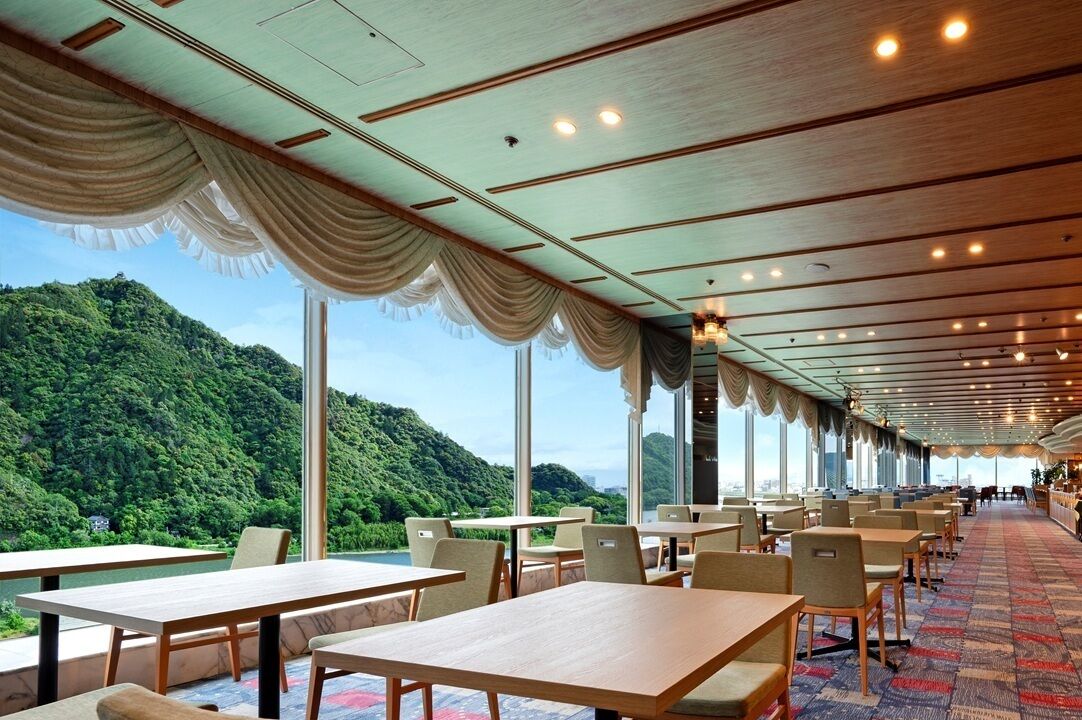 3 restaurantes; se sirve almuerzo y cena; cocina francesa