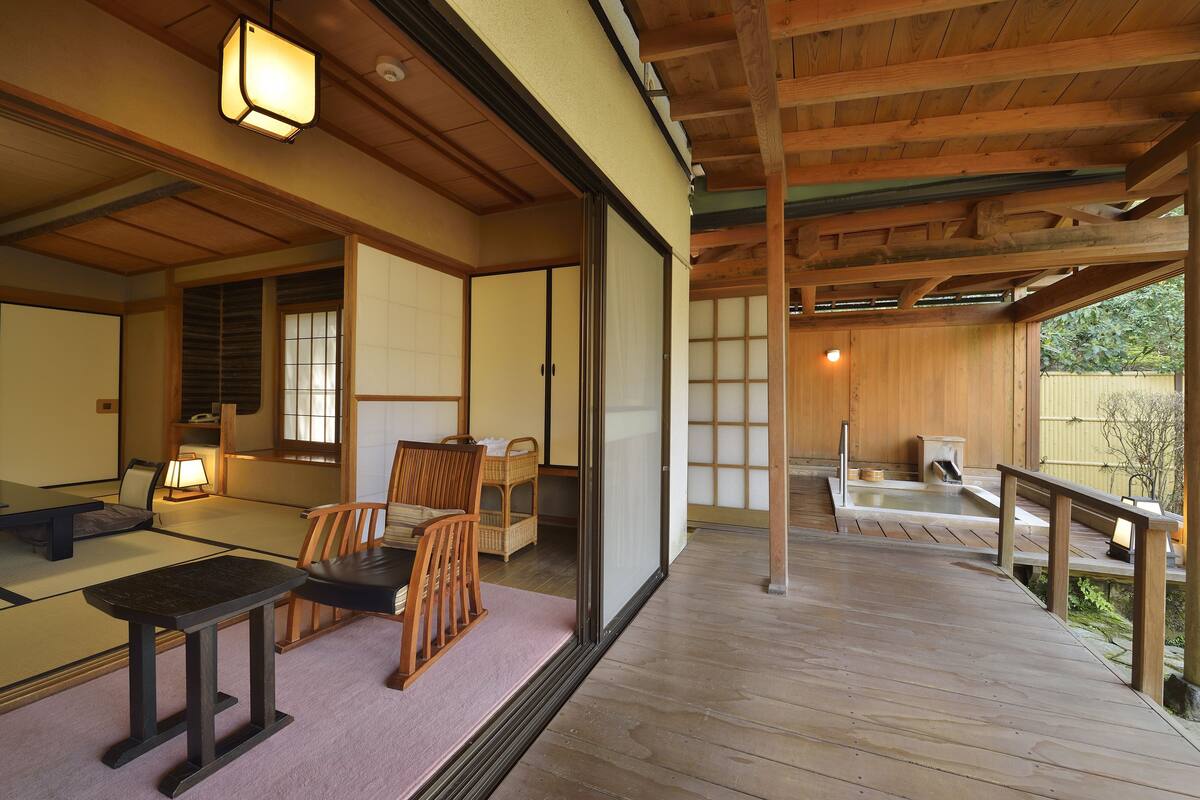 西館   露天風呂付  (室内食事) | 羽毛の掛け布団、ミニバー、セーフティボックス (室内)、デスク