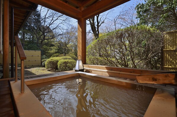 Japanese Style House with Open Air Bath Annex Building, Meals at Room | Kuumat lähteet