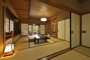 Japanese Style House with Open Air Bath Annex Building, Meals at Room | Edredons de pluma, frigobar, cofres nos quartos