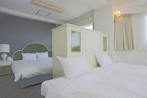 A hotel room with two beds, a nightstand with a lamp, and a wardrobe. - Hotel Castle inn Yokkaichi (Yokkaichi)