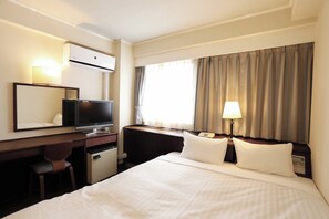 Escriptori, planxa i posts de planxar, wifi gratuïta i roba de llit 