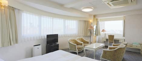 Family Room, Non Smoking (Deluxe) | Meja, seterika/papan seterika, Wi-fi percuma, cadar katil