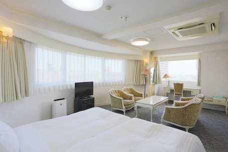Deluxe Family Room, Non Smoking | Desk, iron/ironing board, free WiFi, bed sheets. Hotel Castle inn Yokkaichi