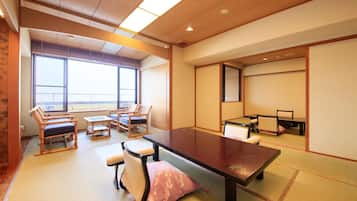 Quarto japonês tradicional com tatames, uma mesa baixa e assentos.