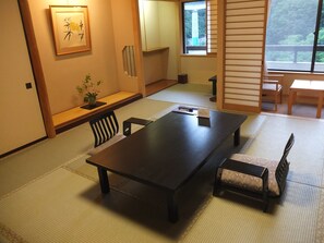 Traditional-Zimmer, Nichtraucher, Flussblick (Japanese Style, Main - 10 Tatami) | Zimmersafe, Schreibtisch, Bügeleisen/Bügelbrett