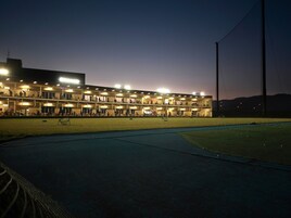 Indoor golf driving range