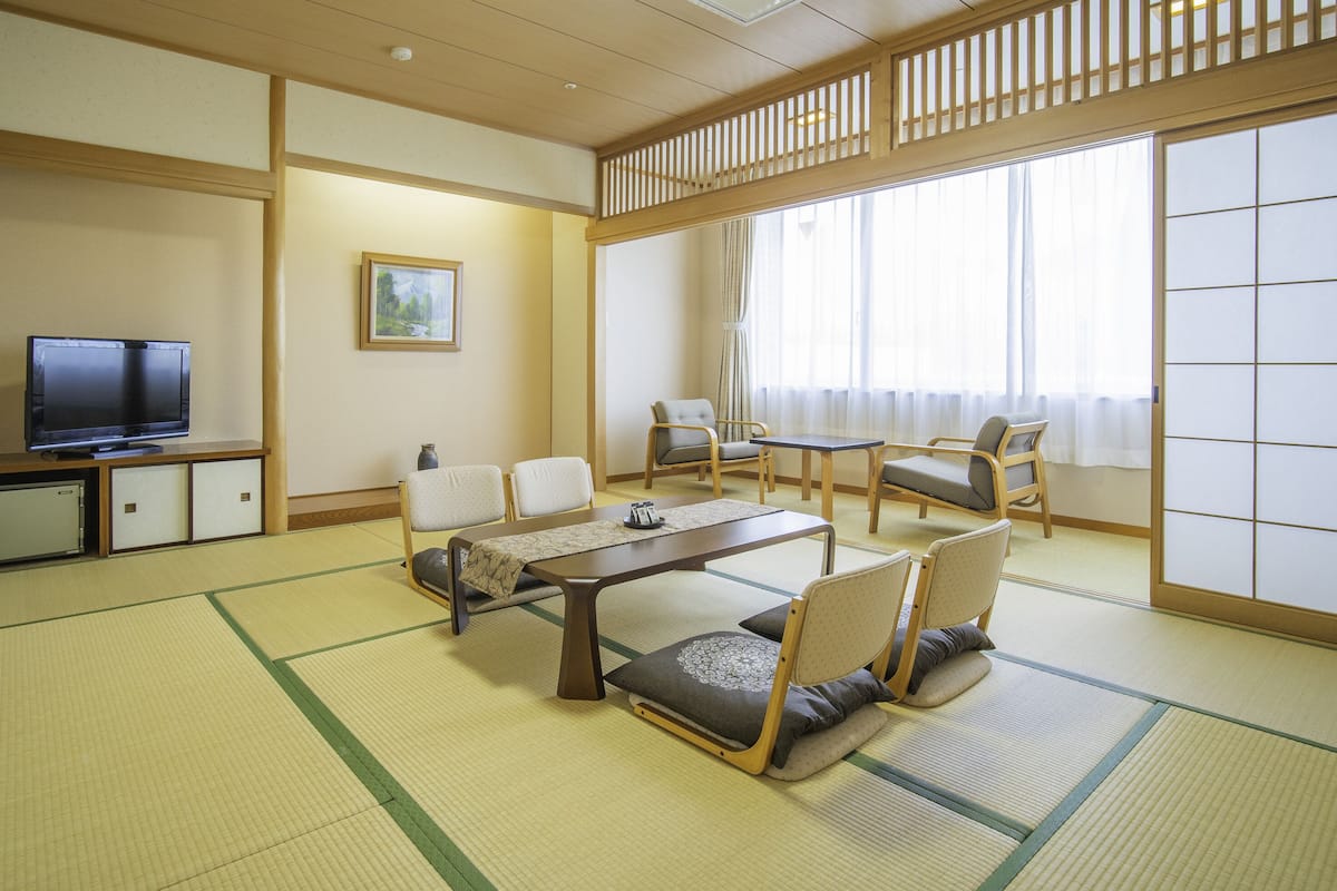 Traditional Room, 5 Bedrooms, Non Smoking | In-room safe, desk, laptop workspace, free WiFi